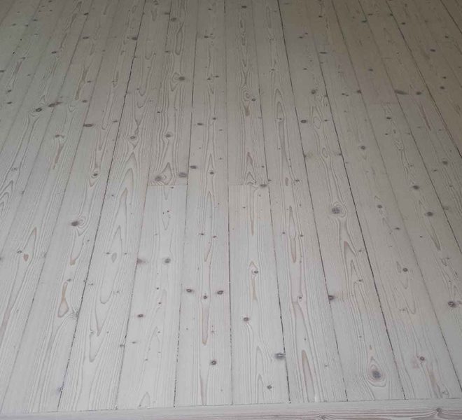 pigmenterad furugolv